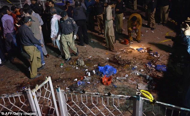 Đánh bom liều chết ở Pakistan, ít nhất 65 người thiệt mạng - 4
Một quan chức cảnh sát khác cho biết, đây nhiều khả năng là một vụ đánh bom liều chết. (Ảnh: AFP)