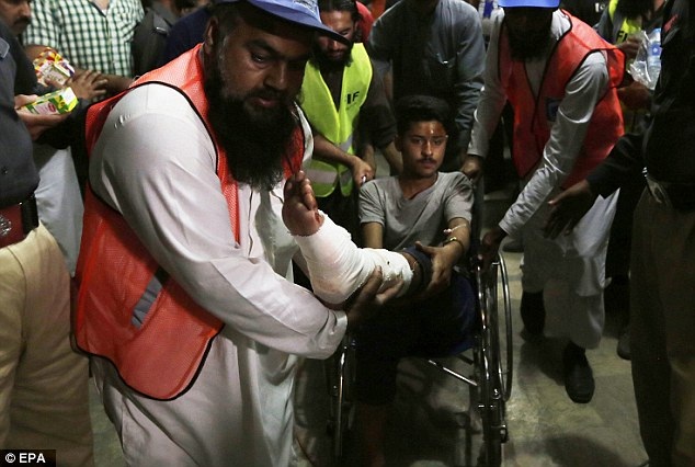 Đánh bom liều chết ở Pakistan, ít nhất 65 người thiệt mạng - 5
Giới chức địa phương đã công bố 3 ngày tang để tưởng nhớ các nạn nhân trong vụ đánh bom đẫm máu này. (Ảnh: EPA)
