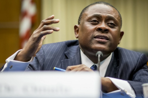Báo Mỹ: Bác sĩ nghi bà Clinton bị đầu độc - 1
Tiến sĩ Bennet Omalu. (Ảnh: Getty)