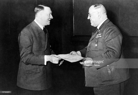 Hồ sơ bệnh án của trùm phát xít Hitler - Kỳ 3 - 2 Hitler trao bội tinh hiệp sĩ cho bác sĩ Morell năm 1944.