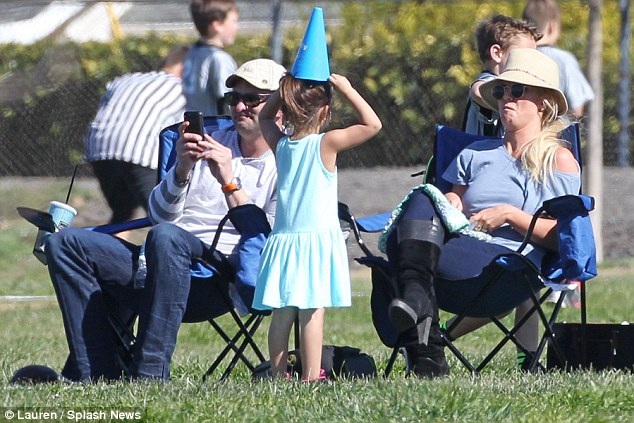 
Nữ ca sỹ xinh đẹp chăm chú theo dõi con đá bóng
