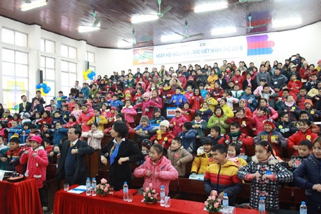 Hơn 2.100 học sinh được vinh danh trong Lễ trao giải ViOlympic - 2 Các em học sinh sôi nổi tham gia chương trình Ngày hội ViOlympic mở rộng tại Hải Dương.