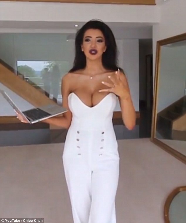 Ngắm nhà siêu sang của người đẹp siêu vòng một - 1
Chloe Khan đưa fans ngắm nhà siêu sang của cô sau tin đồn phá sản