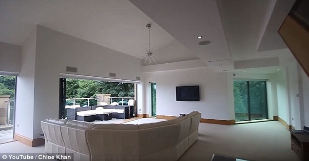 Ngắm nhà siêu sang của người đẹp siêu vòng một - 2
Người đẹp của show truyền hình Celebrity Big Brother bị cho là sống xa hoa giả tạo và đang khánh kiệt