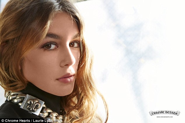 Con gái Cindy Crawford đẹp hút hồn ở tuổi 15 - 3
Bà chủ nhãn hiệu Chrome Hearts - Laurie Lynn Stark từng chụp hình mẹ của Kaia trong quá khứ và bà hết lời khen ngợi con gái bạn thân