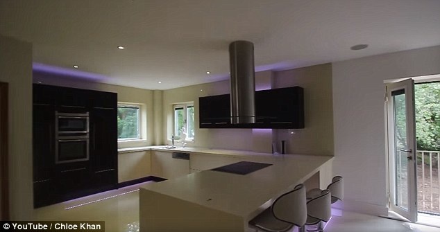 Ngắm nhà siêu sang của người đẹp siêu vòng một - 3
Bực mình với tin đồn, Chloe lập tức khoe nhà sang trên Youtube