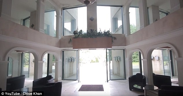 Ngắm nhà siêu sang của người đẹp siêu vòng một - 4
Cô được đồn đại là có bạn trai triệu phú hỗ trợ cuộc sống