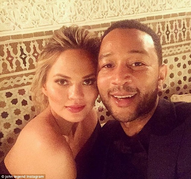 Siêu mẫu Mỹ: Bầu bí vẫn diện váy bó sát - 5
Chrissy Teigen được chồng John Legend cưng chiều hết mực từ khi có bầu