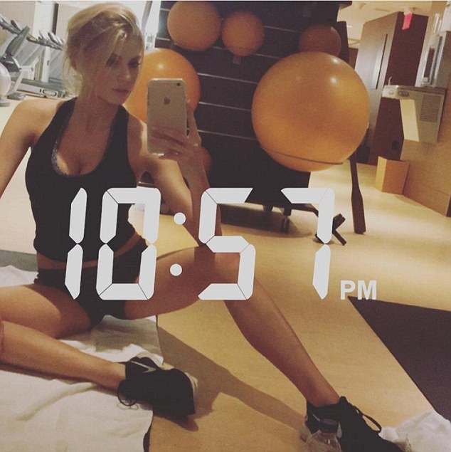 Người đẹp Mỹ đẹp như mộng với váy màu nude - 5
Charlotte McKinney rất chăm chỉ tập luyện thể thao để giữ dáng