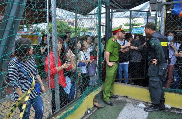Hội chợ container đầu tiên tại Hà Nội đóng cửa do không có giấy phép - 9
Dù hội chợ có quy mô khá lớn, thu hút hàng nghìn người tham gia nhưng trước đó ban tổ chức không xin cấp phép tổ chức. Sau khi làm việc với ban tổ chức, lực lượng chức năng tiến hành phong toả hội chợ, mời các bạn trẻ ra về và yêu cầu tháo dỡ các gian hàng.