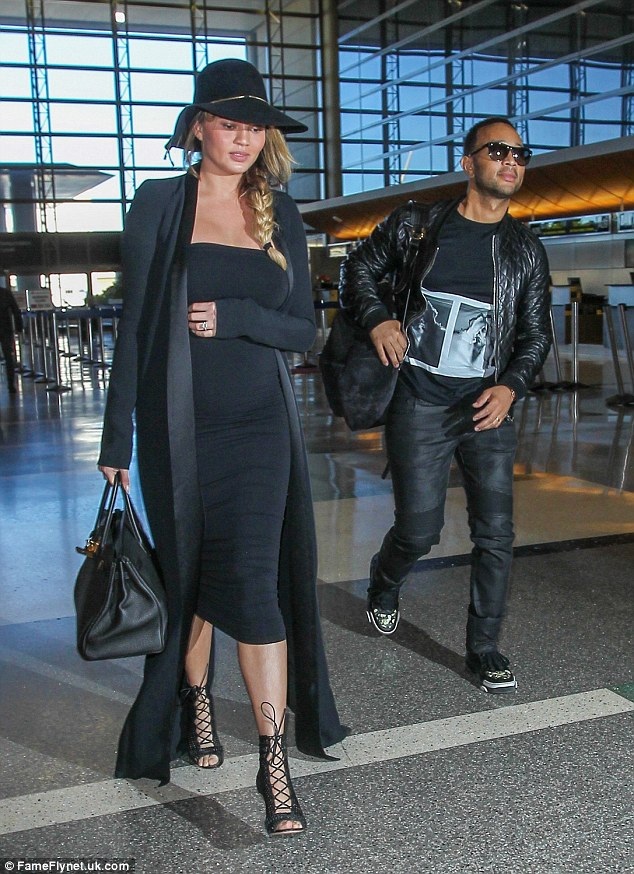 Siêu mẫu Mỹ: Bầu bí vẫn diện váy bó sát - 11
Chrissy Teigen là bà bầu năng động vì thế cô không tăng cân quá nhiều.