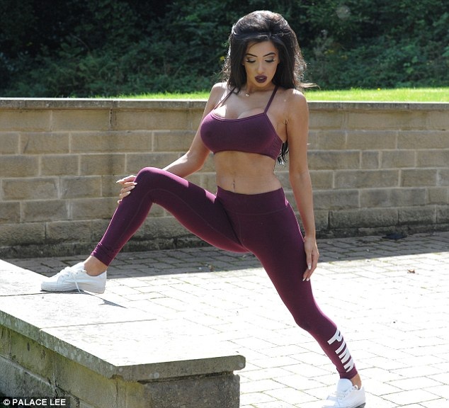 
Chloe Khan rất tức giận sau những thông tin này, cô lập tức tung clip khoe biệt thự lên Youtube
