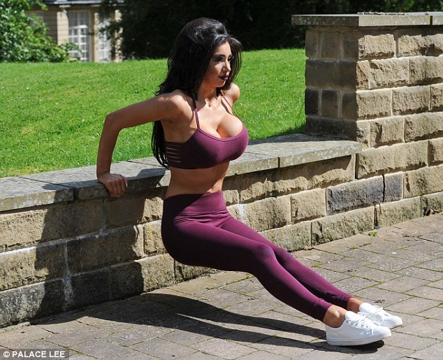 
Chloe Khan được cho là cõ bạn trai đại gia chống lưng
