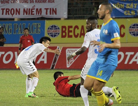 Văn Quyết: “Tôi và trọng tài cùng vô tình vấp ngã” - 1 Văn Quyết cho biết anh bất ngờ sau khi nhận thẻ đỏ