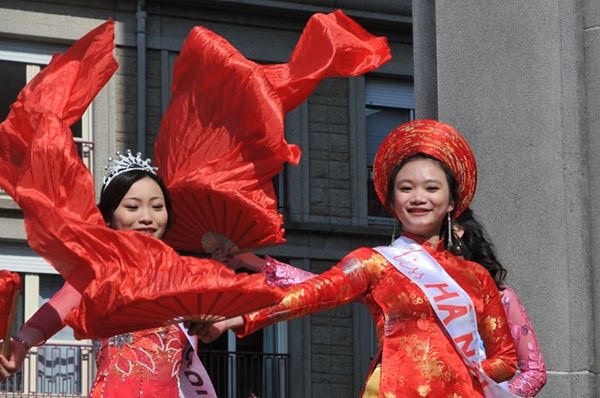 Đội Việt Nam rực rỡ trong lễ hội đường phố tại Lorient, Pháp - 10 Đội Việt Nam rực rỡ trong lễ hội đường phố tại Lorient, Pháp - 10