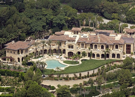 Diễn viên hài nổi tiếng Eddie Murphy từng sở hữu khu nghỉ dưỡng tuyệt đẹp này ở Ý. Cuối cùng anh lại bán nó cho ca sỹ Alicia Key chỉ với nửa giá so với khi anh mua.