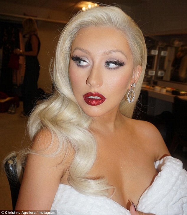 Christina Aguilera ngày càng khác lạ - 1
Christina Aguilera khoe tóc mới nhuộm lại trên trang cá nhân ngày 24/9 vừa qua