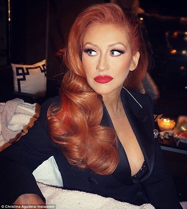 Christina Aguilera ngày càng khác lạ - 2
Nữ ca sỹ 36 tuổi trông rất lạ trong hình ảnh mới, môi đầy đặn hơn và mắt cũng to hơn...