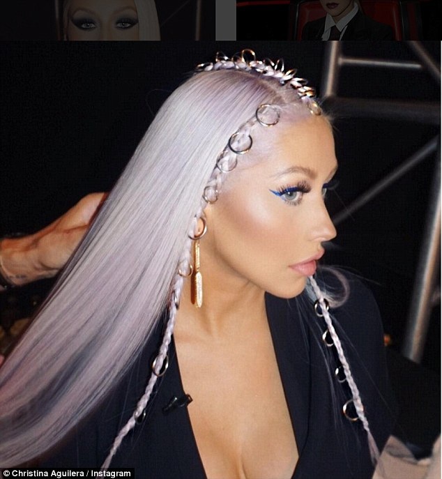 Christina Aguilera ngày càng khác lạ - 3
Nữ ca sỹ nổi tiếng với ca khúc Vị thần trong chai liên tục thay đổi hình ảnh và còn bị nghi ngờ phẫu thuật thẩm mỹ...
