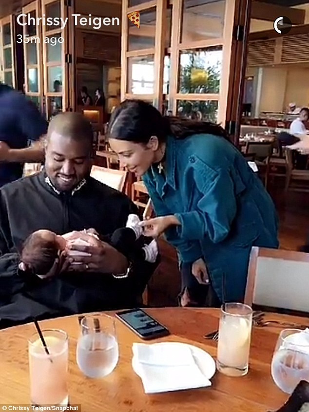 Siêu mẫu áo tắm khoe con với cô Kim - 5
Chrissy Teigen khoe ảnh Kanye và Kim cưng nựng con gái cô - bé Luna