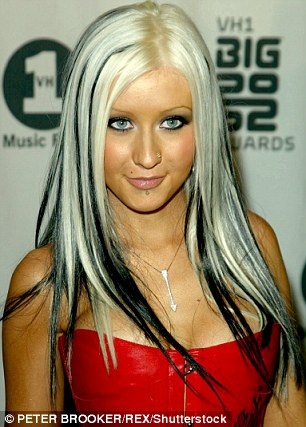 Christina Aguilera ngày càng khác lạ - 5
Christina Aguilera phá cách vào năm 2002