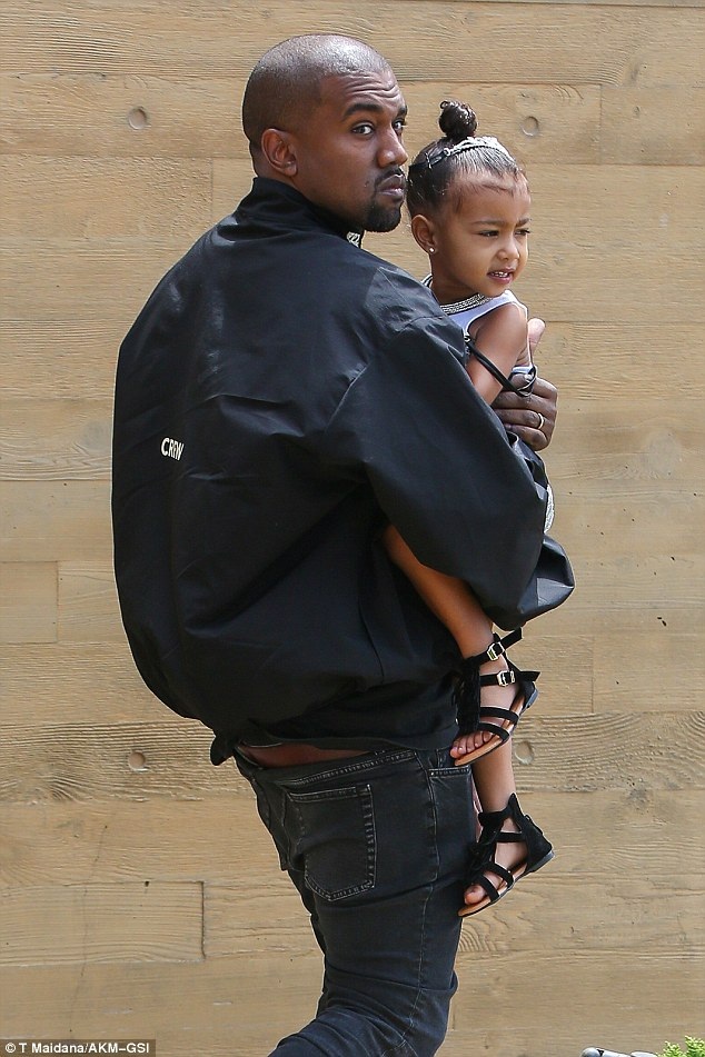 Siêu mẫu áo tắm khoe con với cô Kim - 8
Kanye West bế con gái cưng North