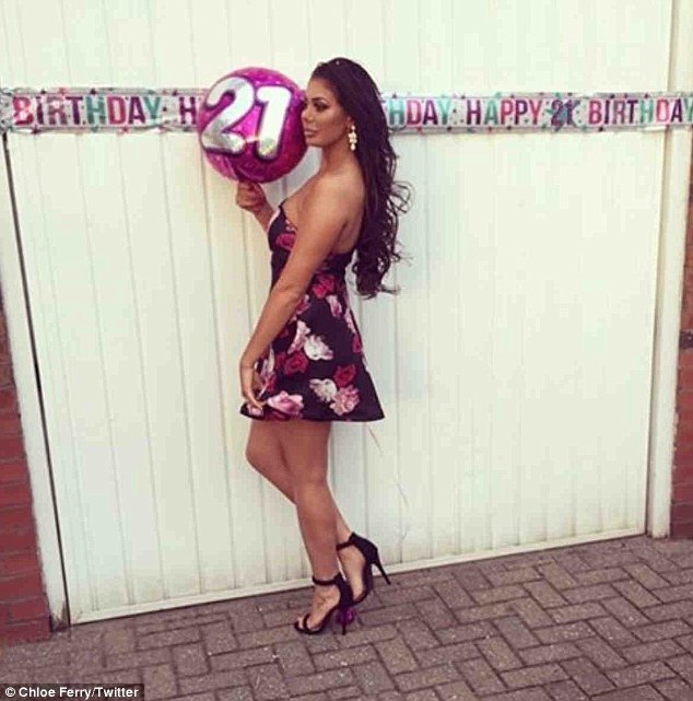 Người đẹp Anh nhậu quá đà trong sinh nhật - 7
Chloe Ferry mới 21 tuổi nhưng trông già dặn một phần vì nghiện dao kéo thẩm mỹ.