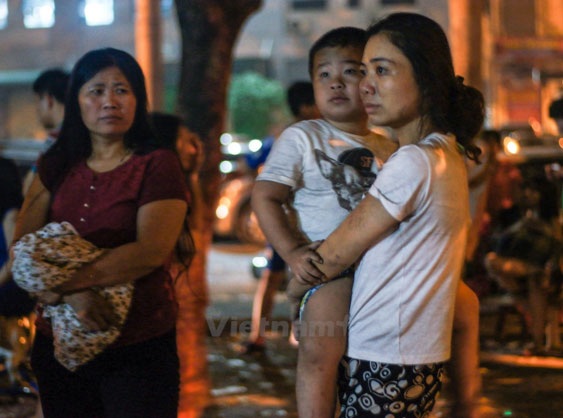 Cháy lớn thiêu rụi nhiều xe máy tại khu chung cư Linh Đàm - 2
Người dân trong khu chung cư hoảng loạn tháo chạy xuống đất, người ám khói đen. (Ảnh: Vietnamplus.vn)