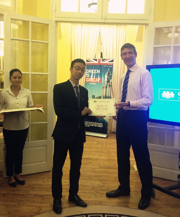 Đại sứ Anh trao học bổng Chevening tới học giả Việt Nam - 1
Đại sứ Giles Lever trao học bổng Chevening tới học giả Việt Nam vào tối 6/9 tại Hà Nội.