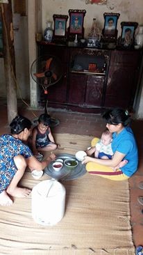 Chồng mất vì tai nạn giao thông, vợ ngã quỵ bên 2 con thơ dại - 6
Mâm cơm chiều của 4 bà cháu