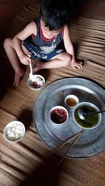 Chồng mất vì tai nạn giao thông, vợ ngã quỵ bên 2 con thơ dại - 7
Cơm chỉ có canh và lạc rang nhưng bé Lê Đăng Thành (3 tuổi) vẫn ăn ngon lành