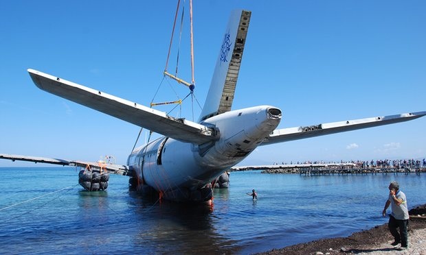 Thổ Nhĩ Kỳ đánh chìm máy bay Airbus A300 để hút khách du lịch - 2
Mất 2 tiếng rưỡi đẩy đánh chìm máy bay. (Ảnh: Guardian)