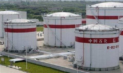 Trung Quốc đang tích cực “gom” dầu - 1
Trong quý I/2016, Trung Quốc đã “đổ” 787.000 thùng dầu mỗi ngày vào các kho dầu dự trữ chiến lược.