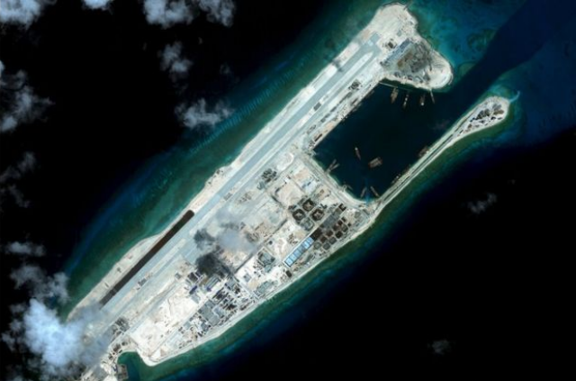 Bão lớn có thể thổi bay đảo nhân tạo Trung Quốc bồi đắp trái phép ở Biển Đông - 2
Trung Quốc ngang nhiên xây dựng nhiều công trình trên Đá Chữ thập thuộc quần đảo Trường Sa của Việt Nam. (Ảnh: Reuters)