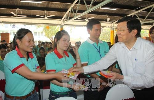 Chủ tịch nước Trương Tấn Sang thăm và chúc Tết công nhân lao động - 1
Chủ tịch nước Trương Tấn Sang thăm, chúc tết công nhân Công ty TNHH Prime Asia Việt Nam