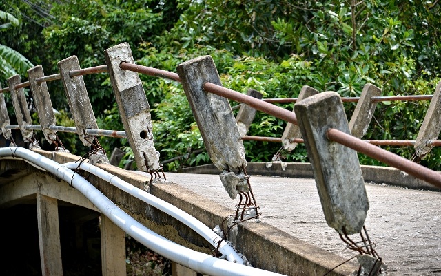 Cần Thơ xuất hiện hậu duệ của Bờm - 2
Những lan can cầu đã bị Trưởng ấp cho đập lan can dạt ra bên gây mất an toàn cho người qua lại.