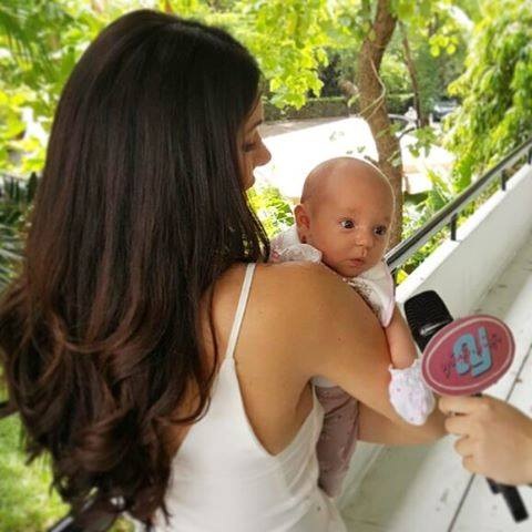 Cựu hoa hậu hoàn vũ khoe con mới sinh - 4
Cô nhóc Maya được báo giới rất quan tâm. Hiện tại hoa hậu 35 tuổi cùng chồng con sống tại Thái Lan