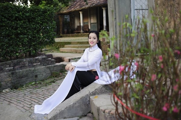 Nữ công an duyên dáng đón Xuân trong tà áo dài xưa - 13 
Cành đào báo hiệu Xuân đã gõ cửa.