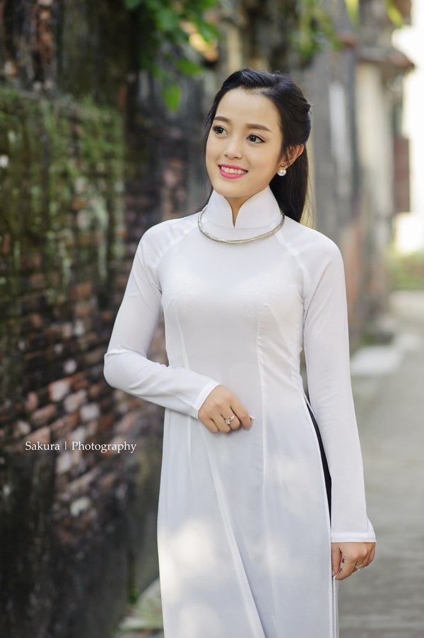 Nữ công an duyên dáng đón Xuân trong tà áo dài xưa - 7 
Thiếu úy Đỗ Thu Huyền trong tà áo dài trắng duyên dáng.