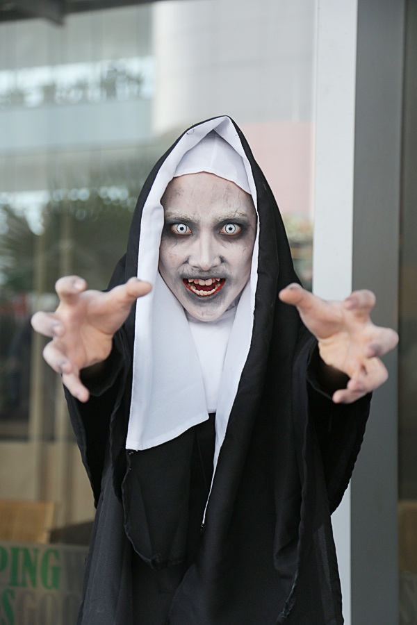 Bạn trẻ Hà thành gồng mình đội nắng diễn cosplay - 1
Cosplayer Nguyễn Hari “thách thức” thời tiết nắng nóng khi khoác lên mình bộ áo choàng đen tuyền, kín mít và phủ lên gương mặt lớp phấn dày để có được diện mạo nhân vật Valak – phim The Conjuring 2.