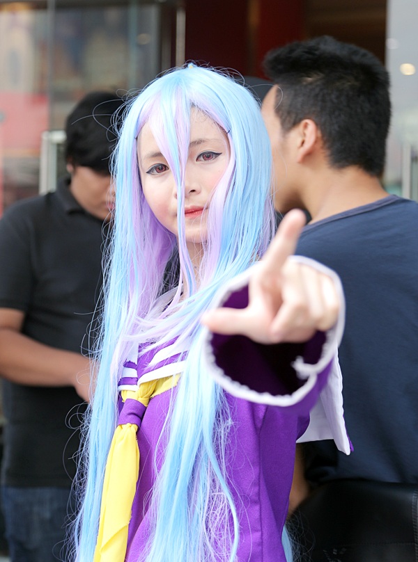 Bạn trẻ Hà thành gồng mình đội nắng diễn cosplay - 9
Tóc giả là một phụ kiện không thể thiếu của các cosplayer, nên hầu hết đều phải chịu nóng để đội