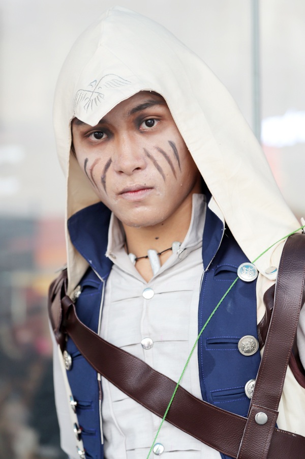 Bạn trẻ Hà thành gồng mình đội nắng diễn cosplay - 2
Có thể thấy những giọt mồ hôi đang tuôn trên gương mặt của chàng trai này, khi cố gắng giữ trọn vẹn hình tượng nhân vật Connor Kenway trong game Assasin Creed 3
