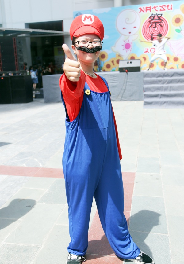 Bạn trẻ Hà thành gồng mình đội nắng diễn cosplay - 3
“Chàng thợ sửa ống nước” Mario cười tít mắt dưới trời nắng gắt