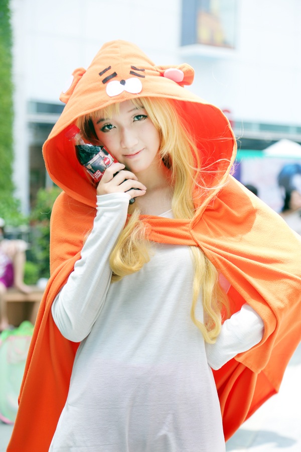 Bạn trẻ Hà thành gồng mình đội nắng diễn cosplay - 4
Cô gái xinh đẹp Phương Anh mặc áo dài tay, đội mái tóc giả và khoác chiếc áo choàng từ vải bông giữa trưa nắng để nhập vai Umaru – phim Em gái vô dụng