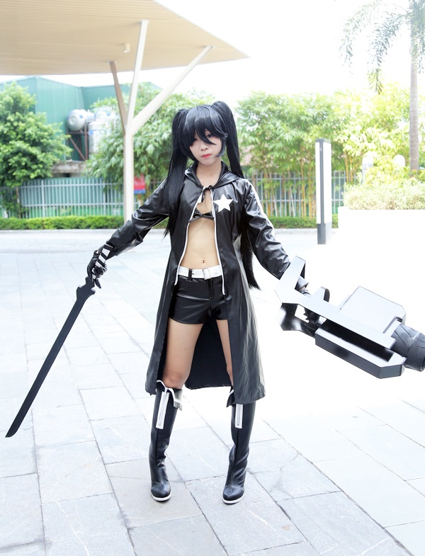 Bạn trẻ Hà thành gồng mình đội nắng diễn cosplay - 7
Trong bộ trang phục hoàn toàn bằng da, cùng với những món phụ kiện nặng nề, cosplayer Thu Trang vẫn cảm thấy “như đi vào lò luyện đan” dù đã mặc quần sooc, áo croptop táo bạo. Tuy nhiên, vì niềm đam mê với cosplay, cô vẫn hóa thân hết mình vào nhân vật
