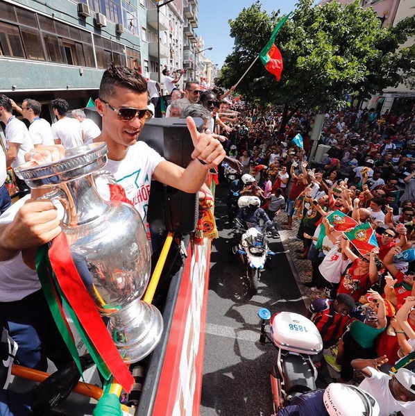 Cristiano Ronaldo khoe xe Bugatti Veyron mới mua - 1 Cristiano Ronaldo khoe xe Bugatti Veyron mới mua - 1