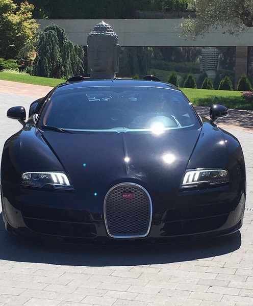 Cristiano Ronaldo khoe xe Bugatti Veyron mới mua - 2
Ngôi sao của đội Real Madrid đã lập tức khoe ảnh khi chiếc xe được giao tới nhà anh ở Madrid