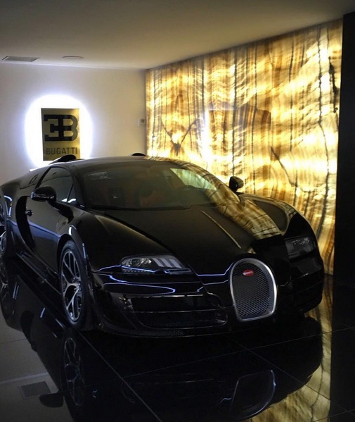 Cristiano Ronaldo khoe xe Bugatti Veyron mới mua - 3 Cristiano Ronaldo khoe xe Bugatti Veyron mới mua - 3