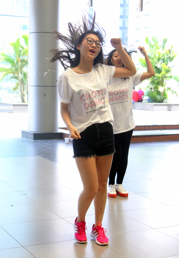 Kiểu làm quen “ma mới” độc, lạ của teen trường Ams - 5
Hòa nhịp hết mình vào âm nhạc