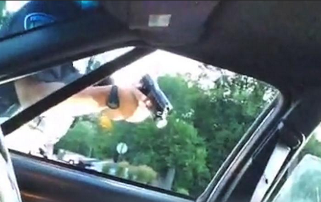 
Cảnh sát chĩa súng sau khi bắn chết một người da đen ở Minesota. (Ảnh: Telegraph)
